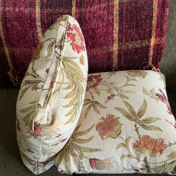 Accent pillows by La-Z-Boy floral on beige background 18” x 18” x 7” - Picture 3 of 6